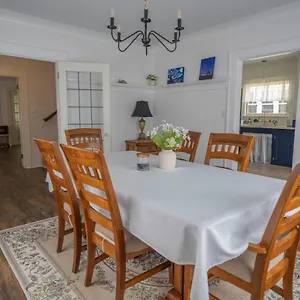 https://u-district-warmth-8-mins-walk-to-uw.seattlehotelsites.com